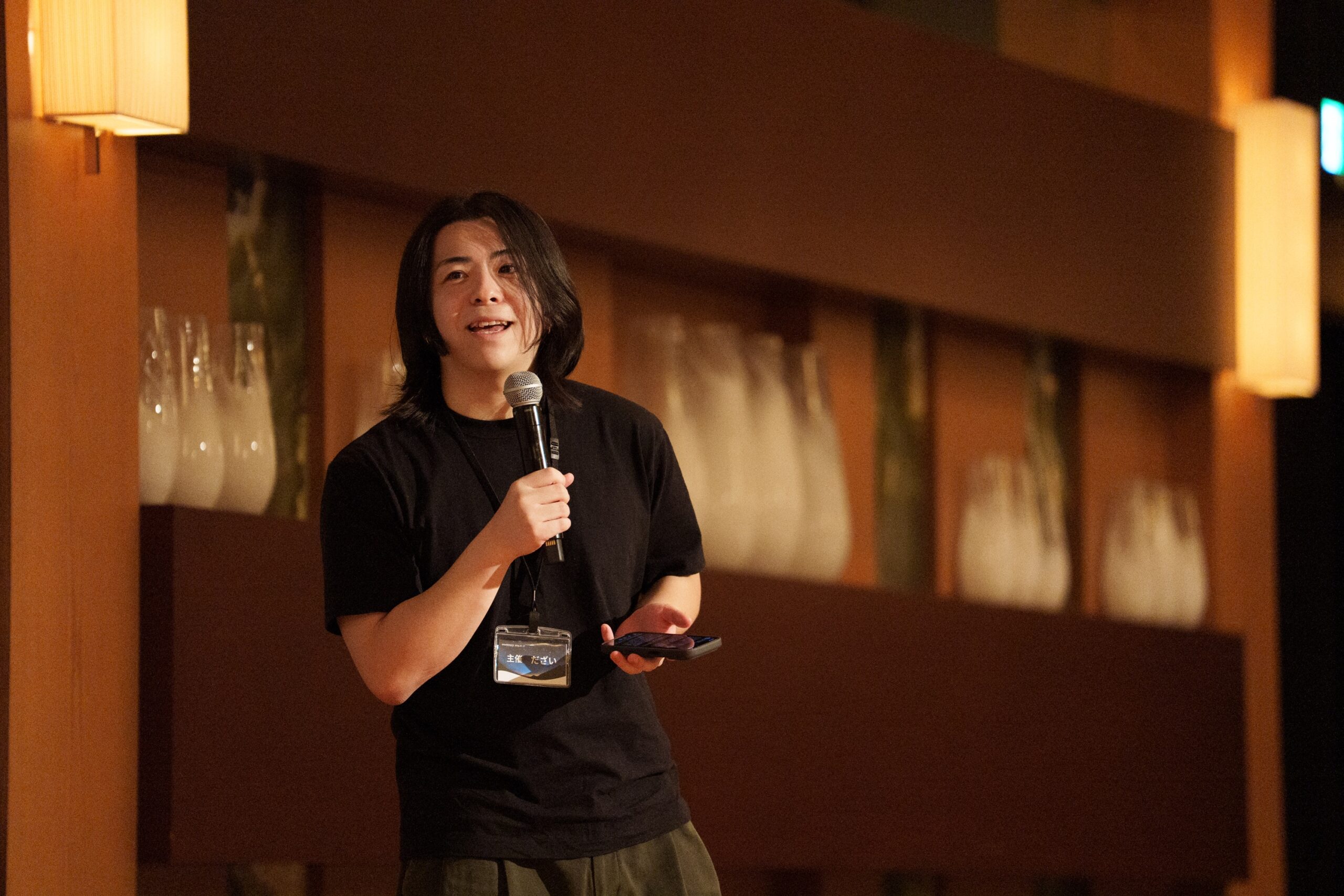 セミナー会場でマイクを持って話す太宰良