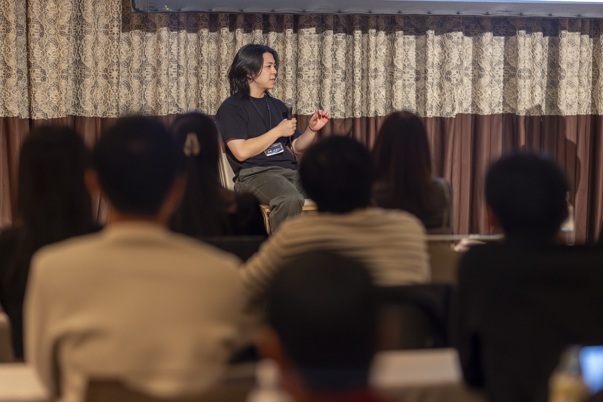 セミナー会場で聴衆に向けてマーケティングについて話すだざい